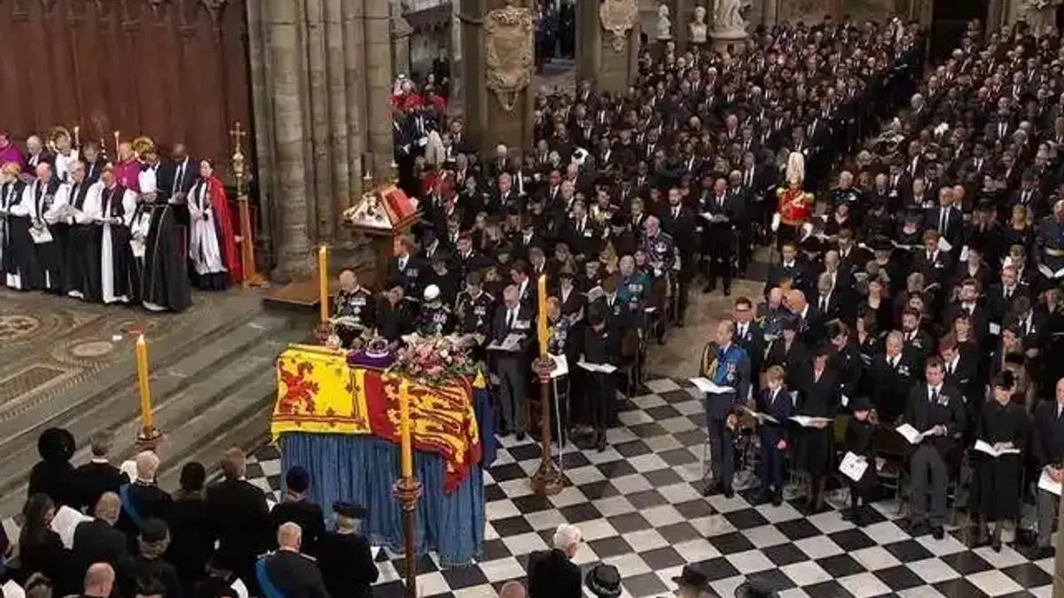İngiltere Kraliçesi 2. Elizabeth'in cenazesi St. George Şapeli'nde defnedildi