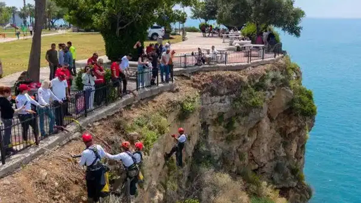 Antalya'da falezlere nefes aldıran temizlik