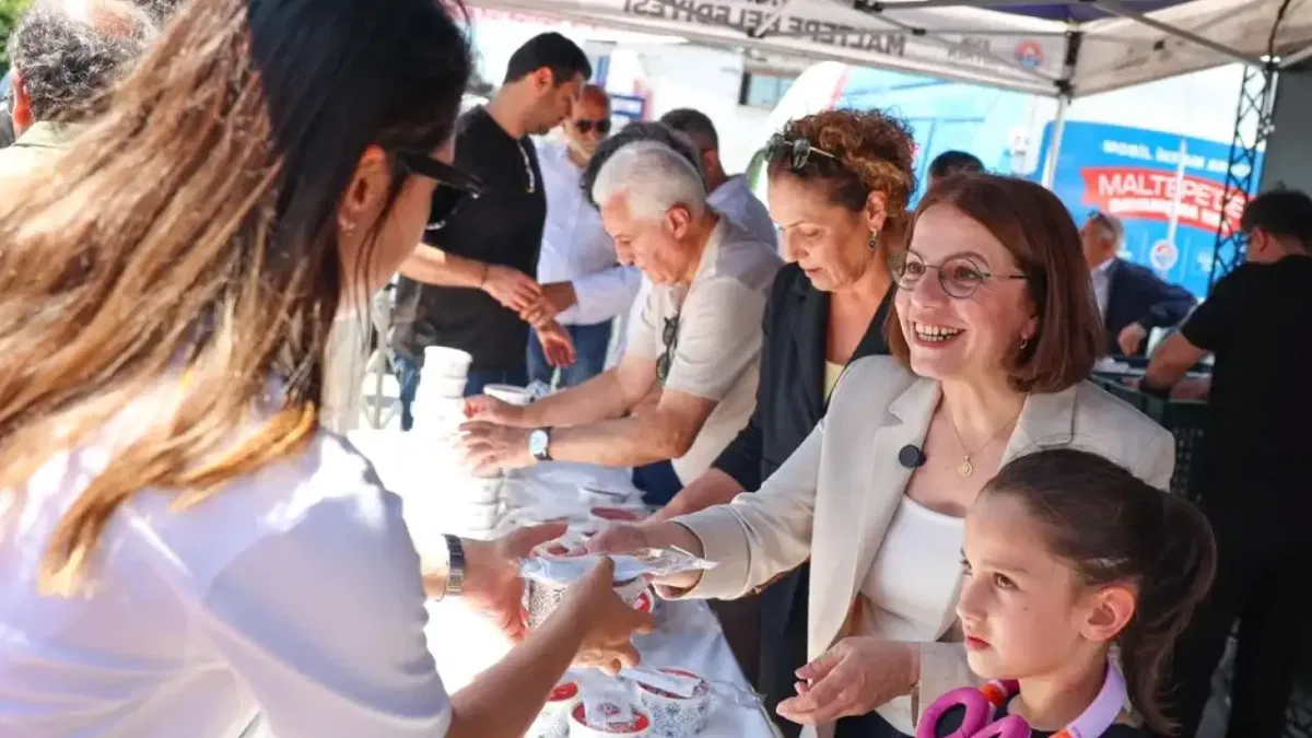 İstanbul Maltepe'de binlerce kişiye aşure dağıtıldı
