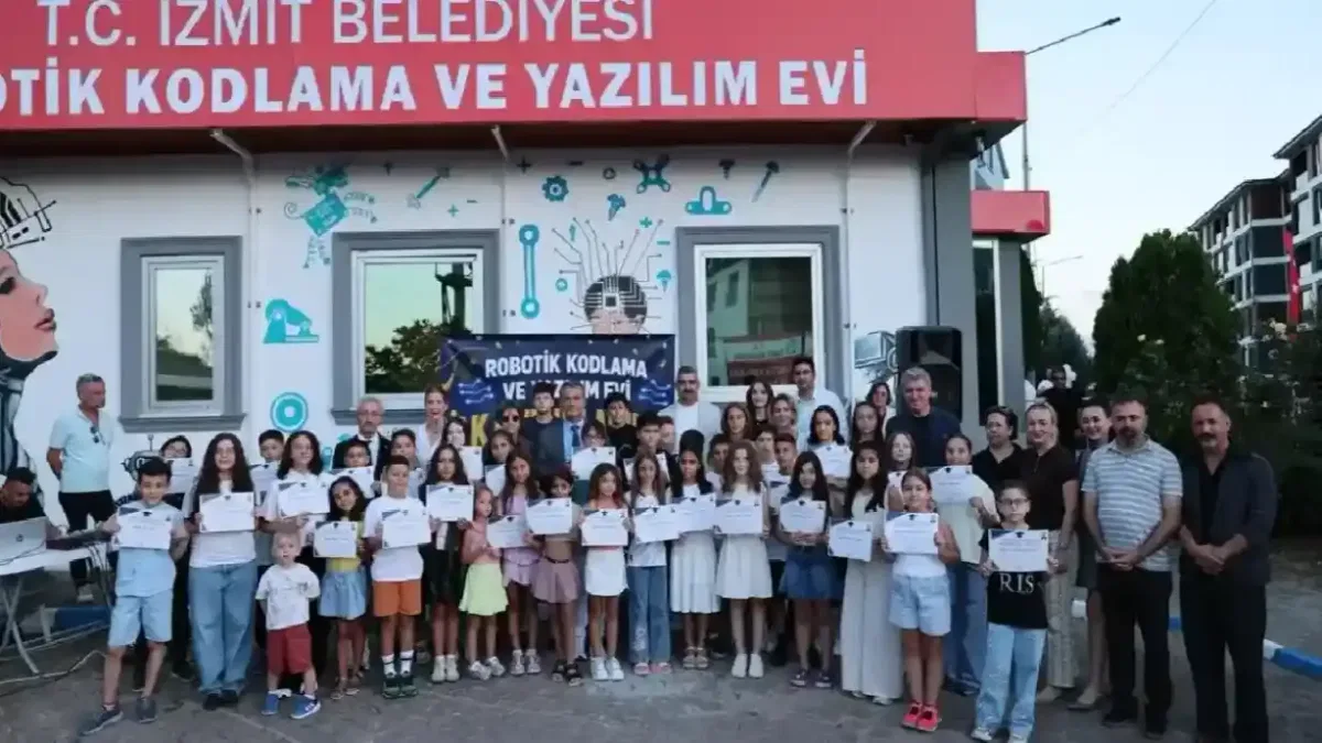 İzmit'in Robotik Mezunları Dijital Geleceğe Açıldı