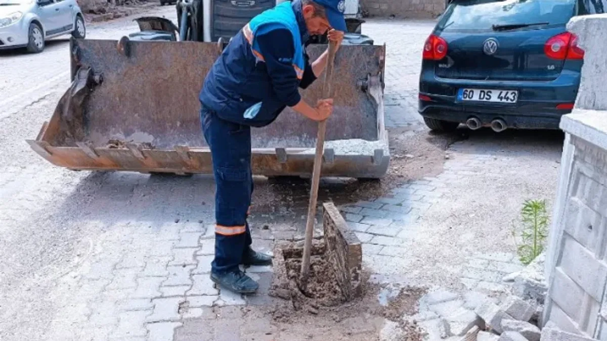 Manisa Kırkağaç'ta taşkınlara karşı ızgara temizliği