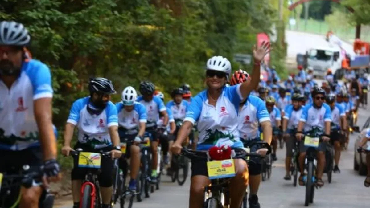 3 ülkeden 350 bisikletçi Kocaeli'de... Pedallar Filistinli çocuklar için