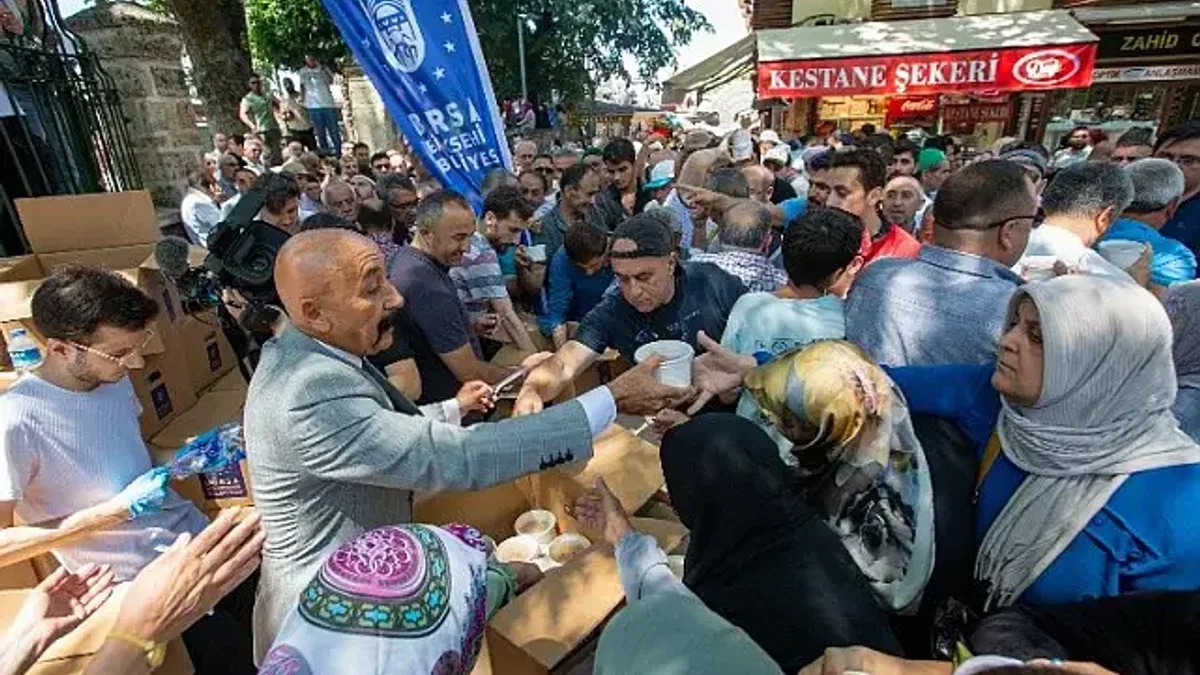 Bursa'da aşure kazanları birlik için kaynadı