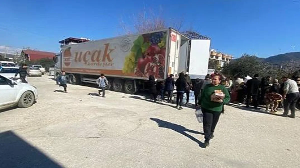 Yaş meyve sebze sektörü, araçları ile Türkiye'nin yardımlarını deprem bölgesine taşıyor