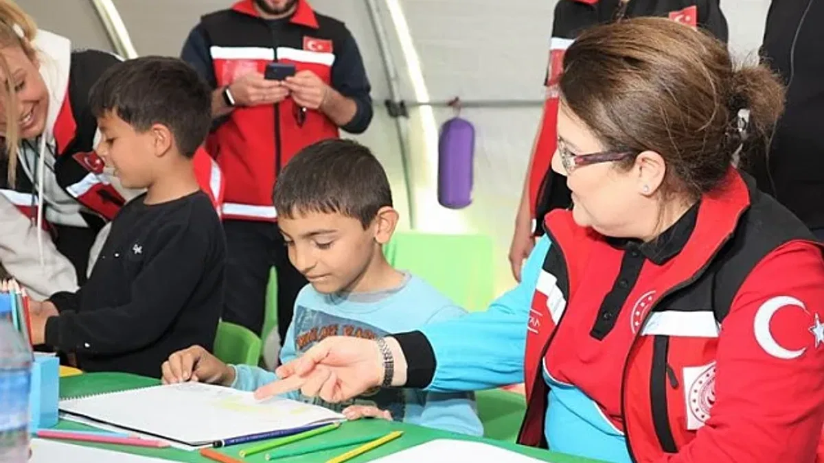 Bakan Yanık çadırda çocuklarla oyun oynadı