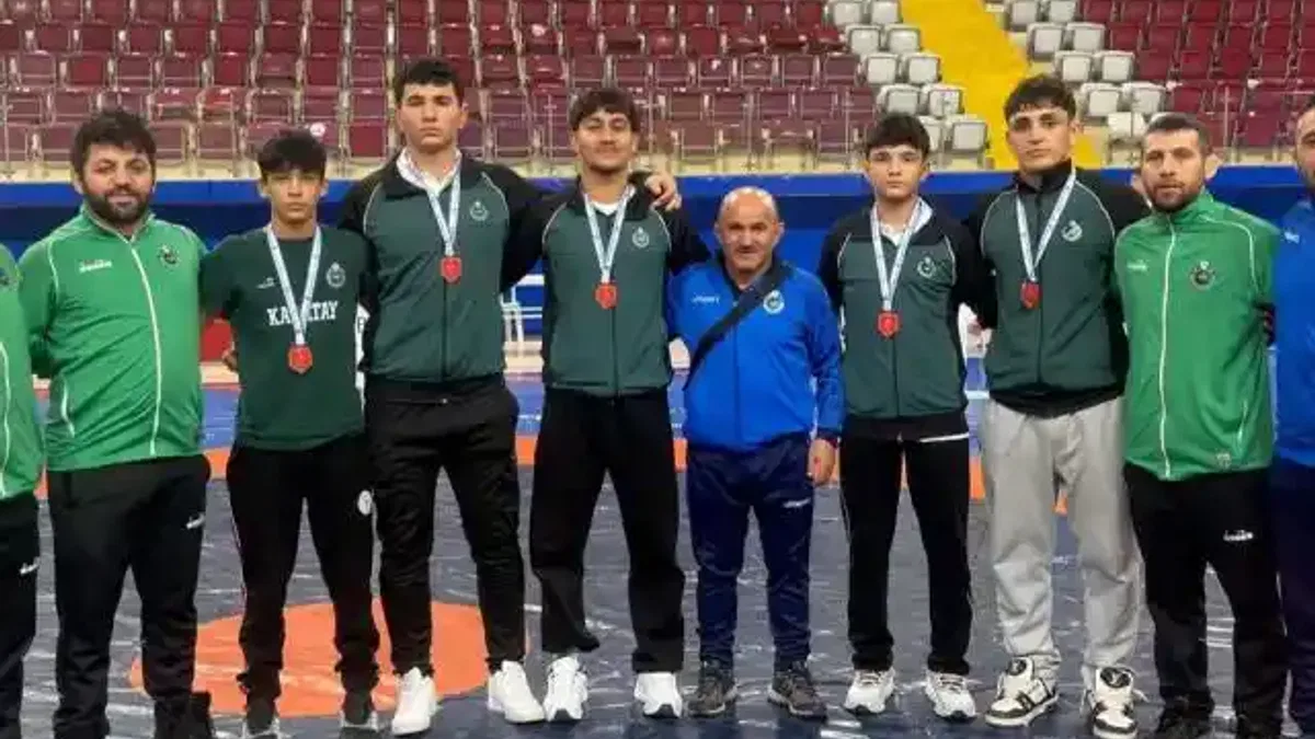 Konya Karatay'ın U17 güreşçileri şampiyonluk yolunda