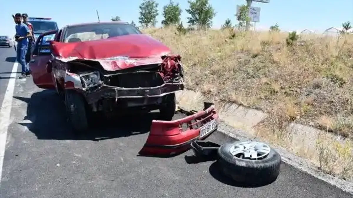 Sivas'ta bariyere çarpan otomobildeki 5 kişi yaralandı