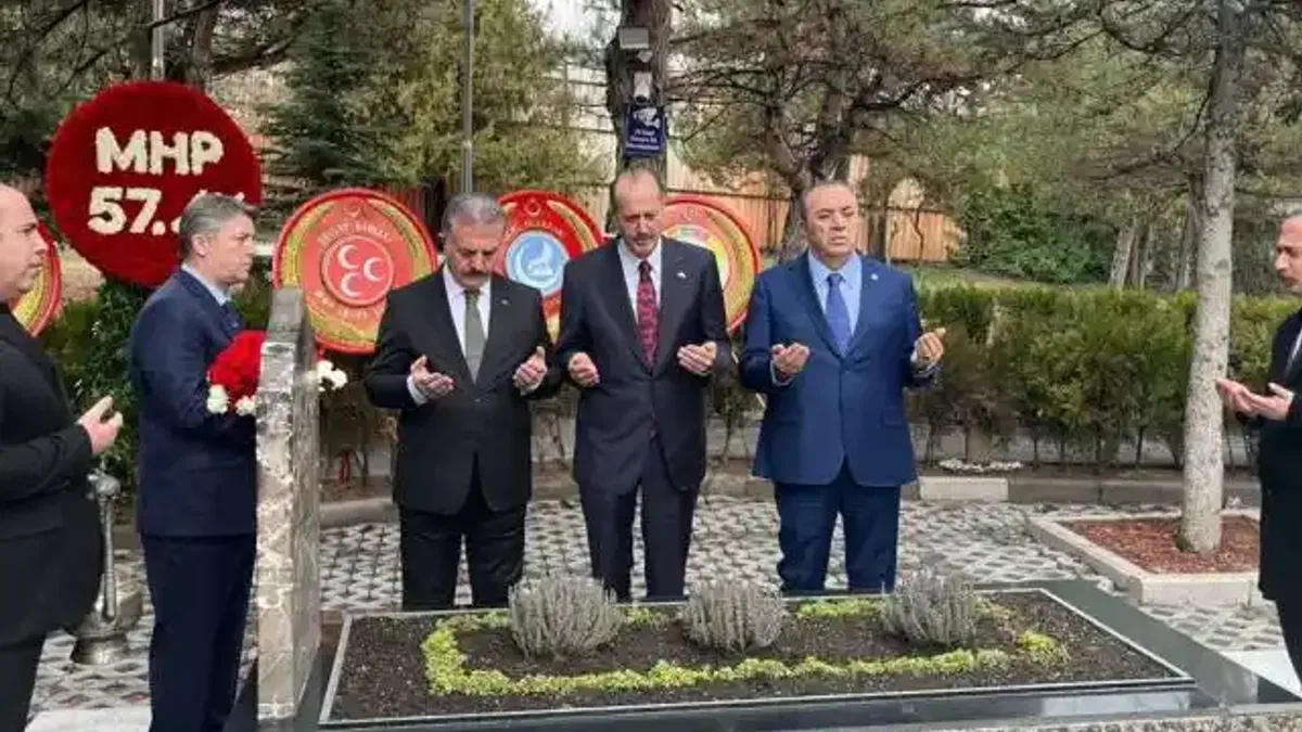 MHP’den Alparslan Türkeş’in kabrine ziyaret