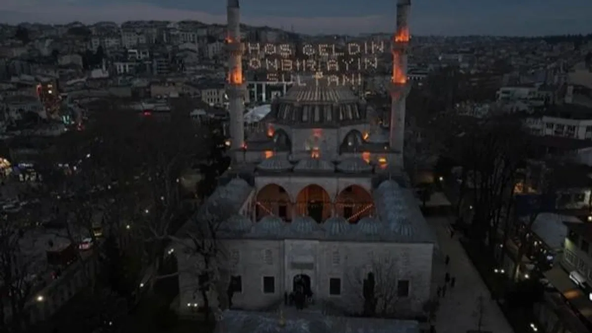 İstanbul Üsküdar'da çifte ezan geleneği sürüyor