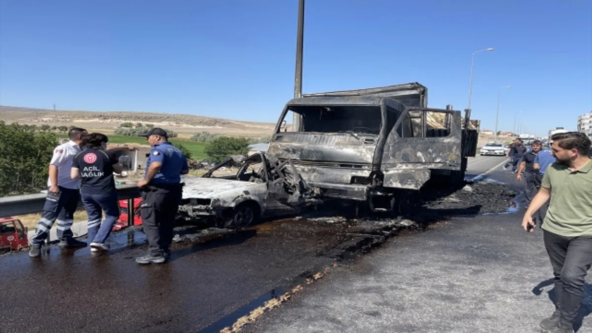 Kayseri'de kamyonun çarptığı otomobildeki 2 kişi hayatını kaybetti