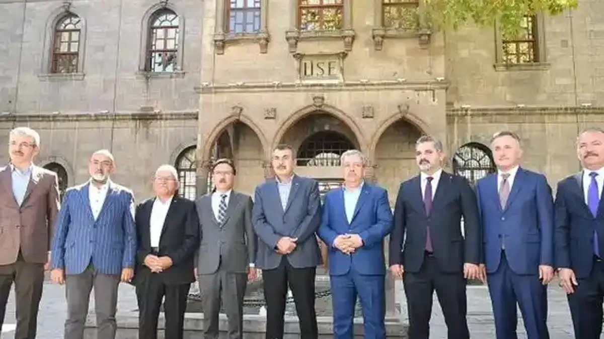 Memduh Büyükkılıç Öğretmenler Odası'nda