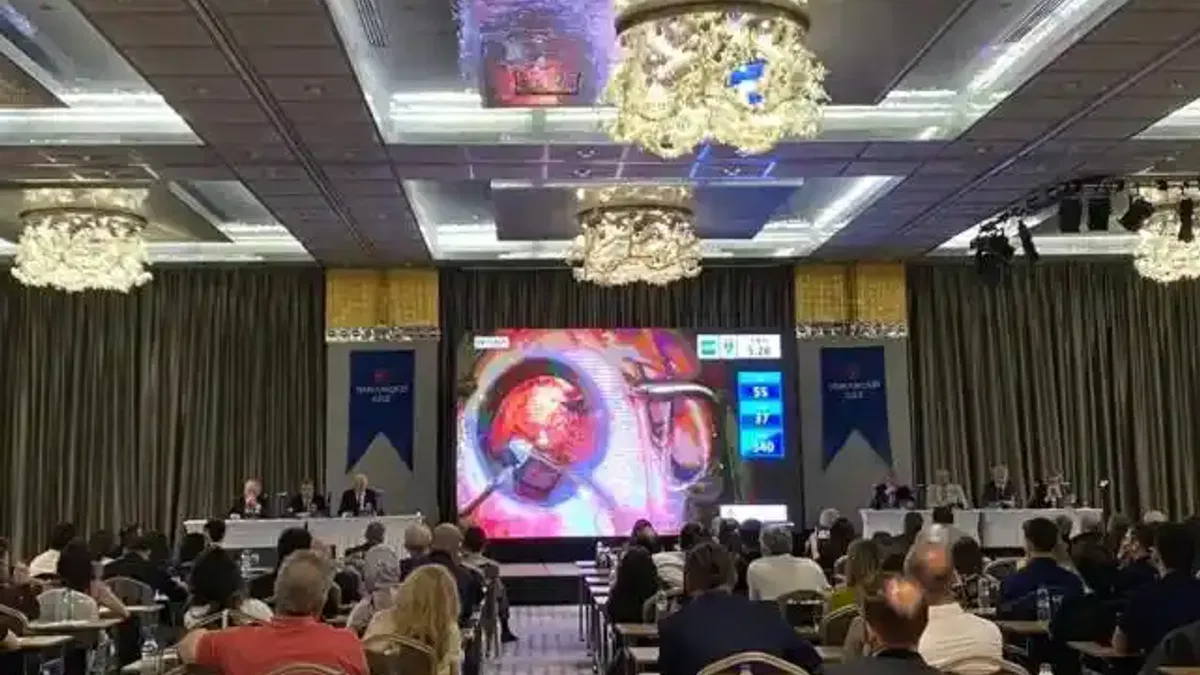 Bursa'da göz cerrahlarından canlı ameliyat