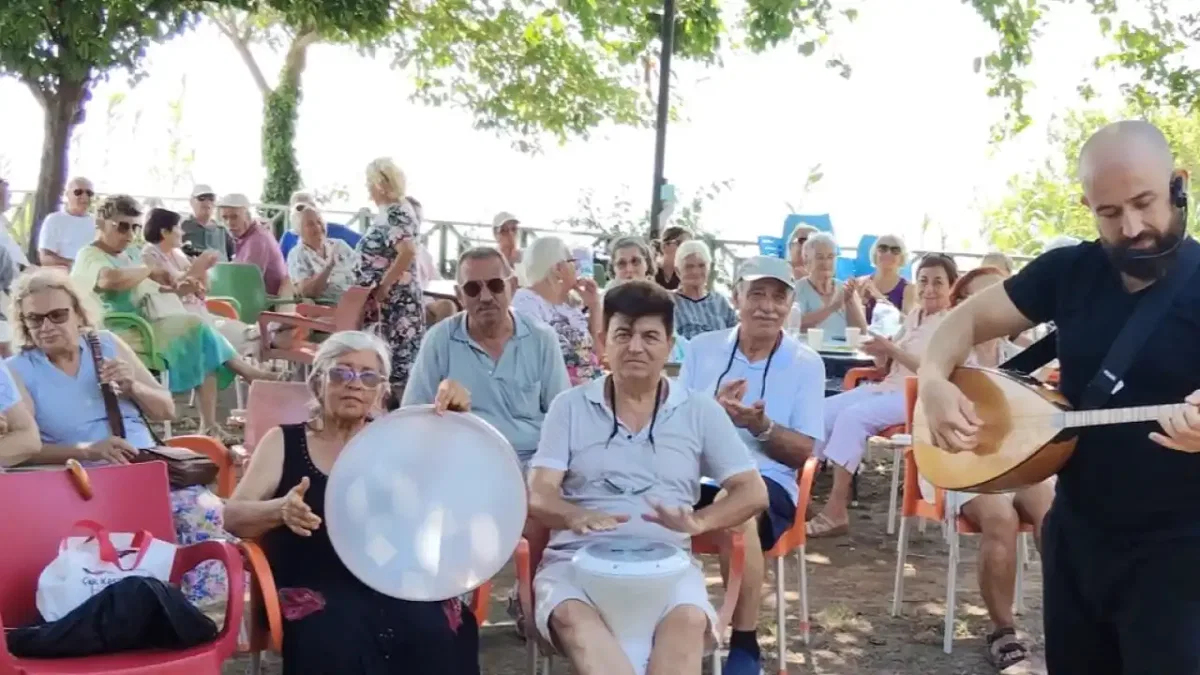 Antalya Muratpaşa’da yaşlılar türkülerle buluşuyor