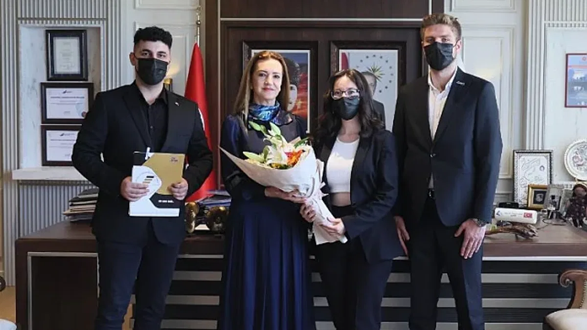 DEÜ İşletme Öğrenci Topluluğu'na üç ödül