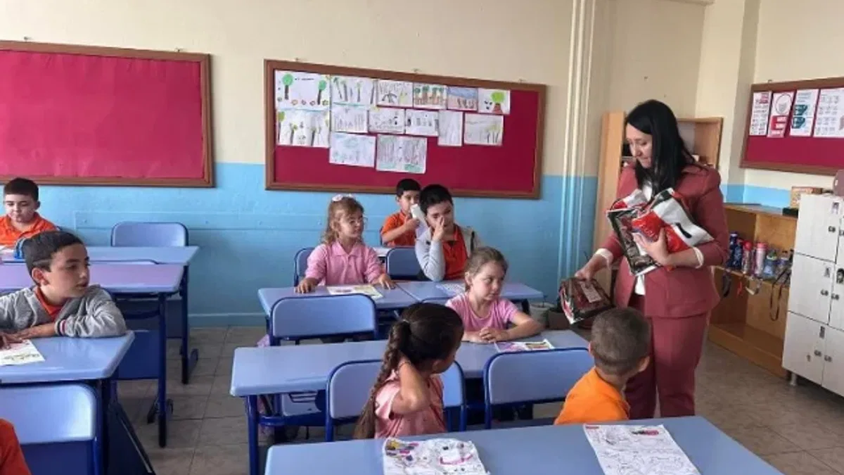 Pazaryeri'de yeni öğrencilerin ilk hediyesi Başkan Tekin'den