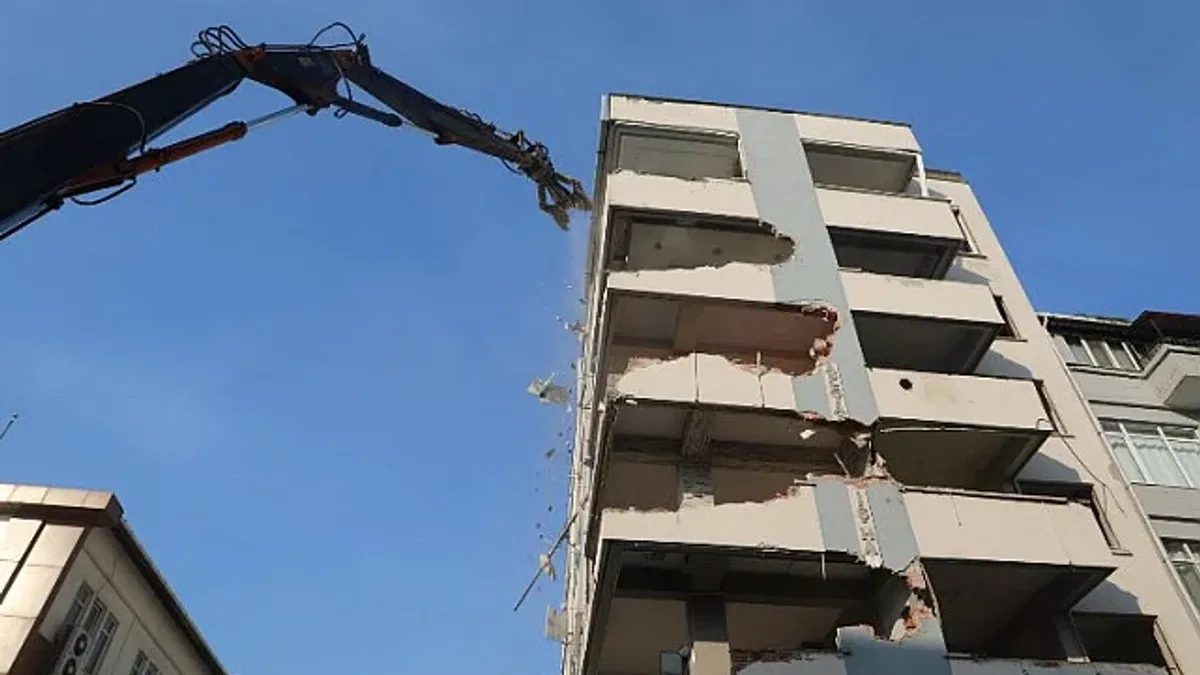 Kocaeli Büyükşehir Kınay İş Merkezi'ni yıkıyor