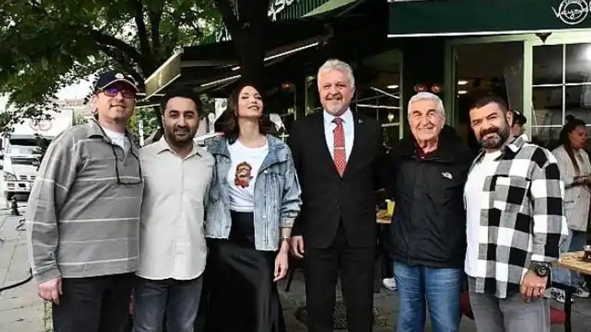 Lüleburgaz Belediye Başkanı Dr. Murat Gerenli, çekimleri Lüleburgaz'da süren 'Paranoya' filminin setini ziyaret ederek usta oyuncularla bir araya geldi