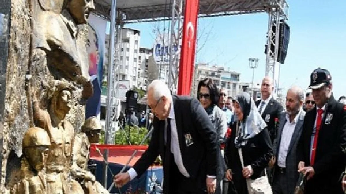 Karabağlar Belediyesi, Çanakkale Deniz Zaferi'nin 108. yıldönümünü ve şehitlerimizi unutmadı.