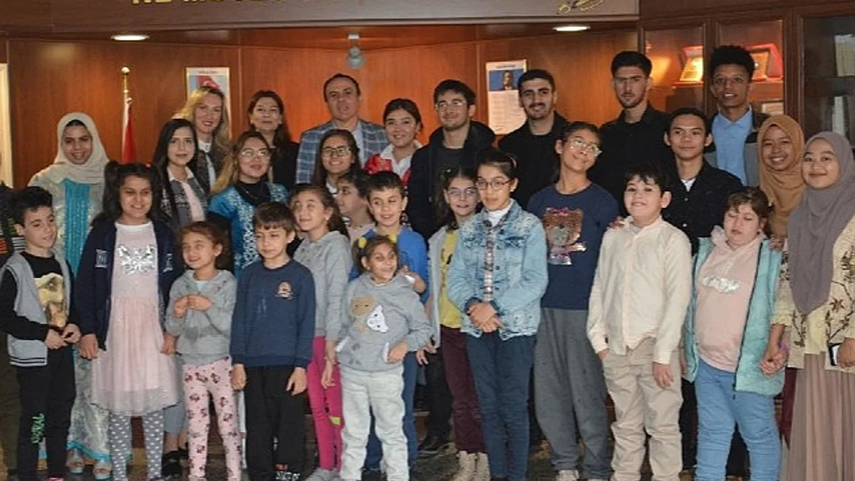 Egeli yabancı uyruklu öğrenciler, görme engelli dostlarına masal anlattı
