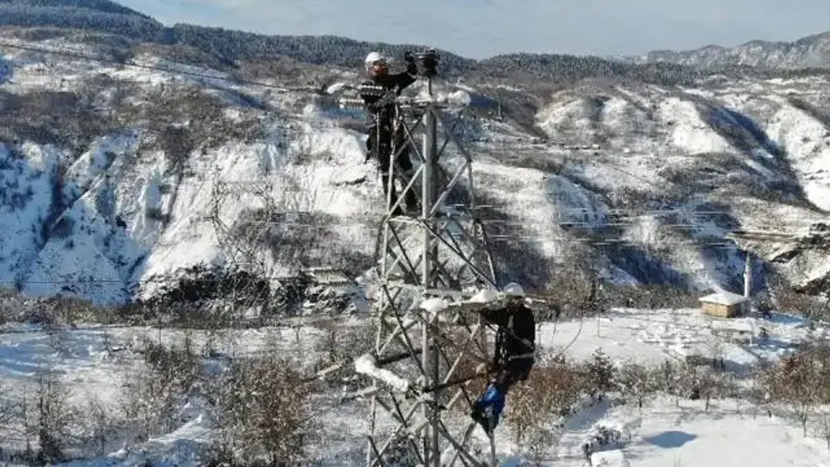 Çoruh EDAŞ, Yoğun Kar Yağışında Kesintisiz Enerji İçin Sahada