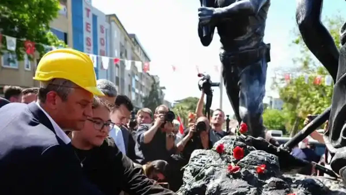 Manisa Soma'da 301 madenci karanfillerle anıldı