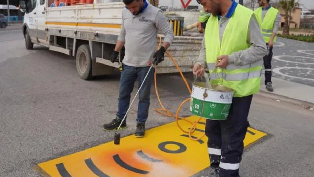 Kocaeli'de yol ve yaya çizgileri yenileniyor