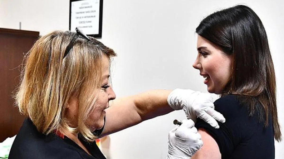 İzmir Büyükşehir Belediyesi HPV aşısı uygulamasını başlattı