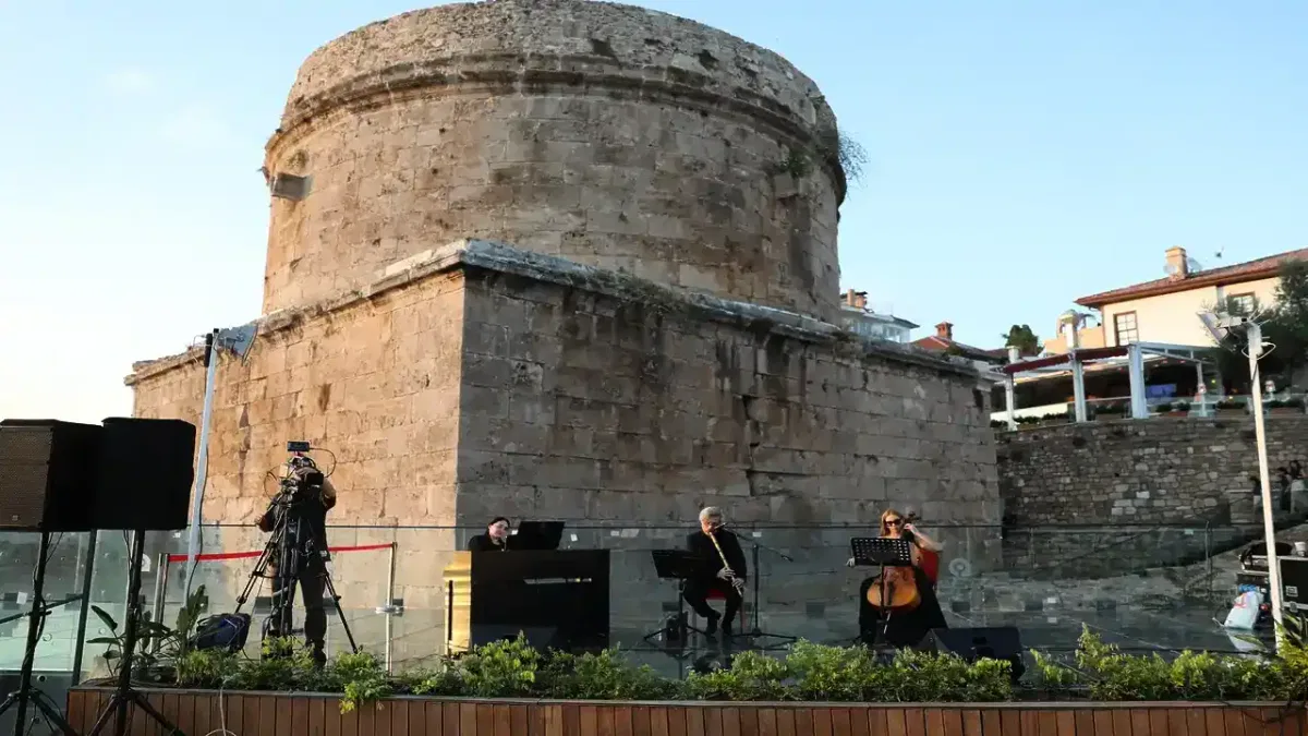 Antalya’da Hıdırlık Kulesi’nde unutulmaz müzik ziyafeti