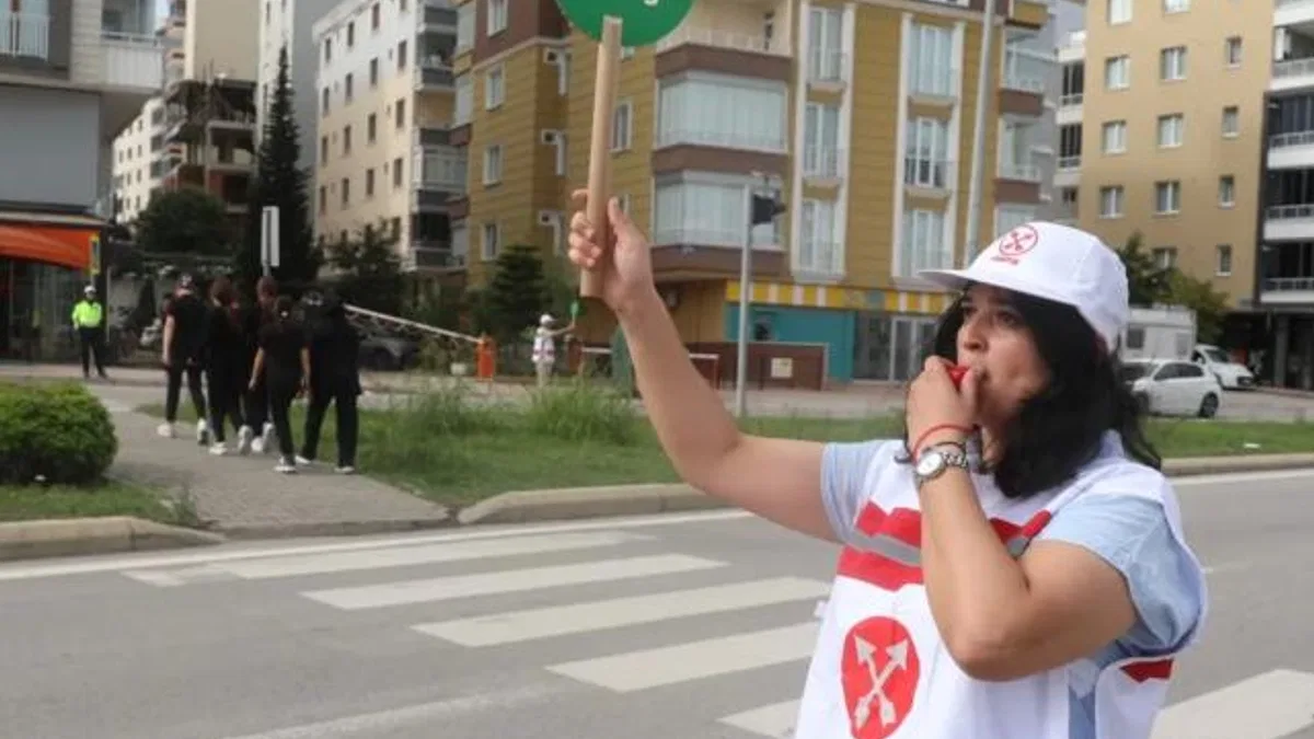 Samsun'da öğrenciler 'okul geçidi görevlisi' ile güvende