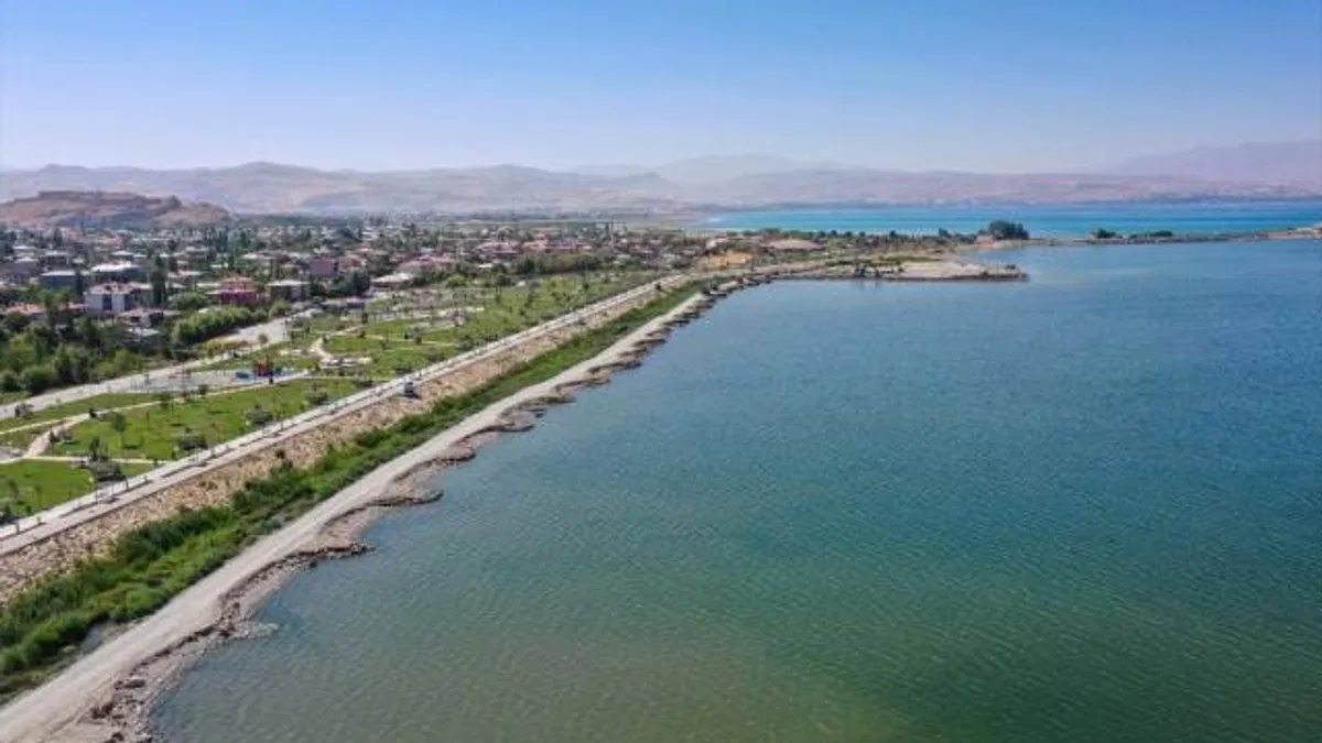 Van Gölü'nün zemininden 400 bin metreküp balçık ve dip çamuru temizlendi