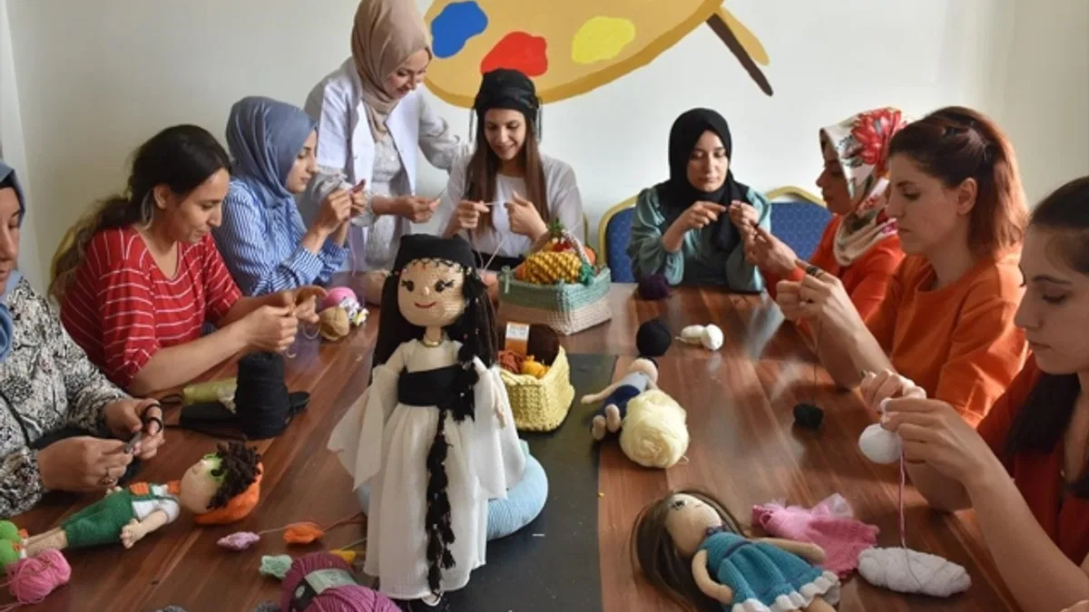 Şırnaklı kadınlar amigurumi tekniği ile 'Zin bebek' yapıyor