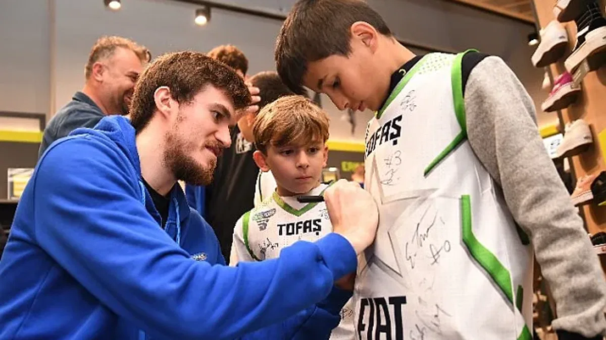 TOFAŞlı basketbolcular imza dağıttı