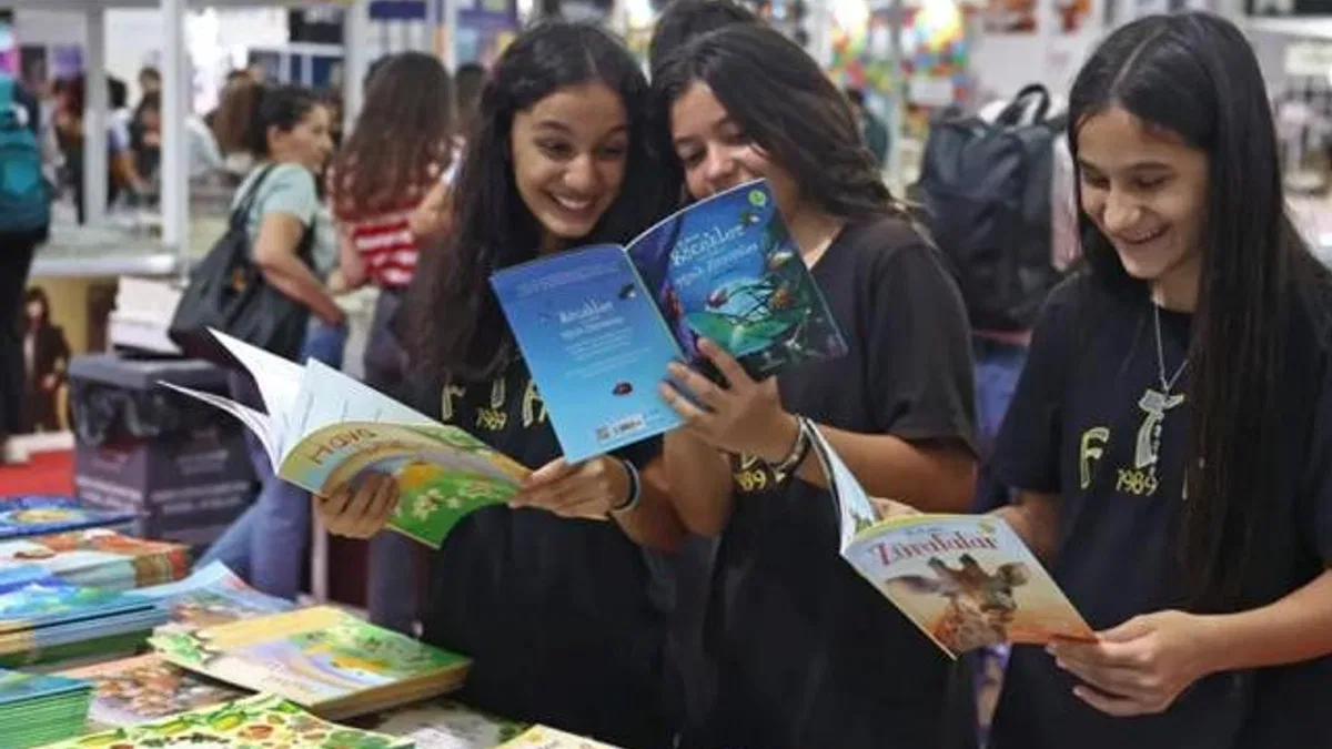 Antalya Kitap Fuarı’na öğrencilerden yoğun ilgi