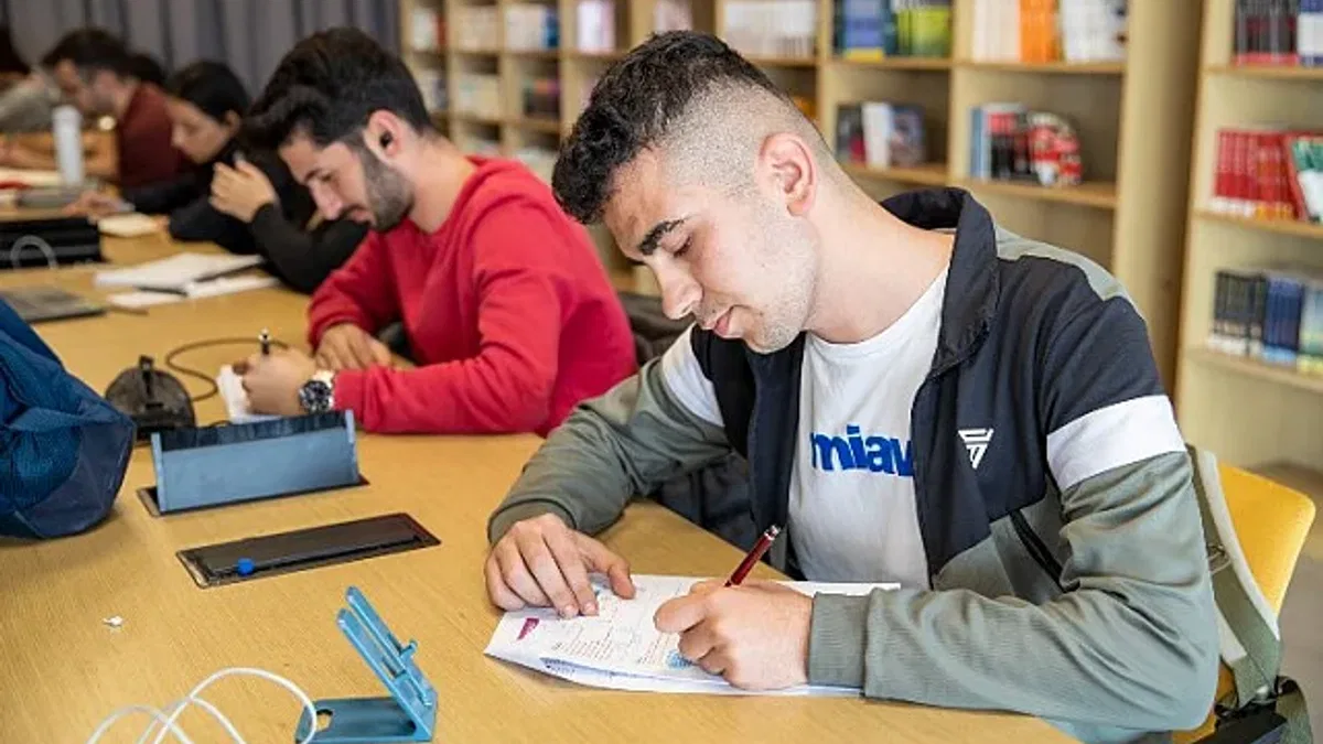 AOS, depremzede öğrencilerin de adresi oldu