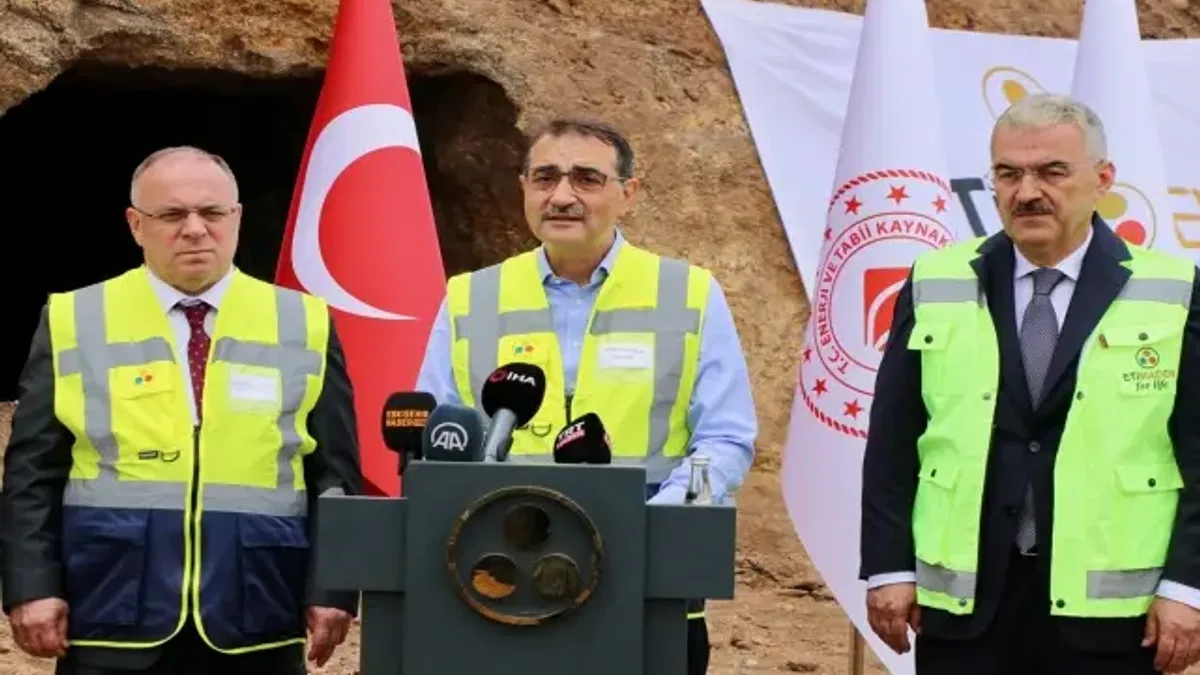 Enerji ve Tabii Kaynaklar Bakanı Dönmez, Beylikova nadir toprak elementi sahasını inceledi: