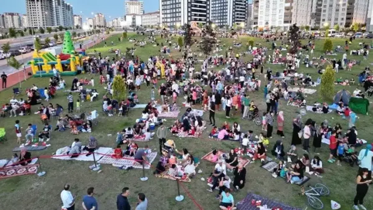 Kayseri Melikgazi'de açık hava sinema keyfi sürüyor