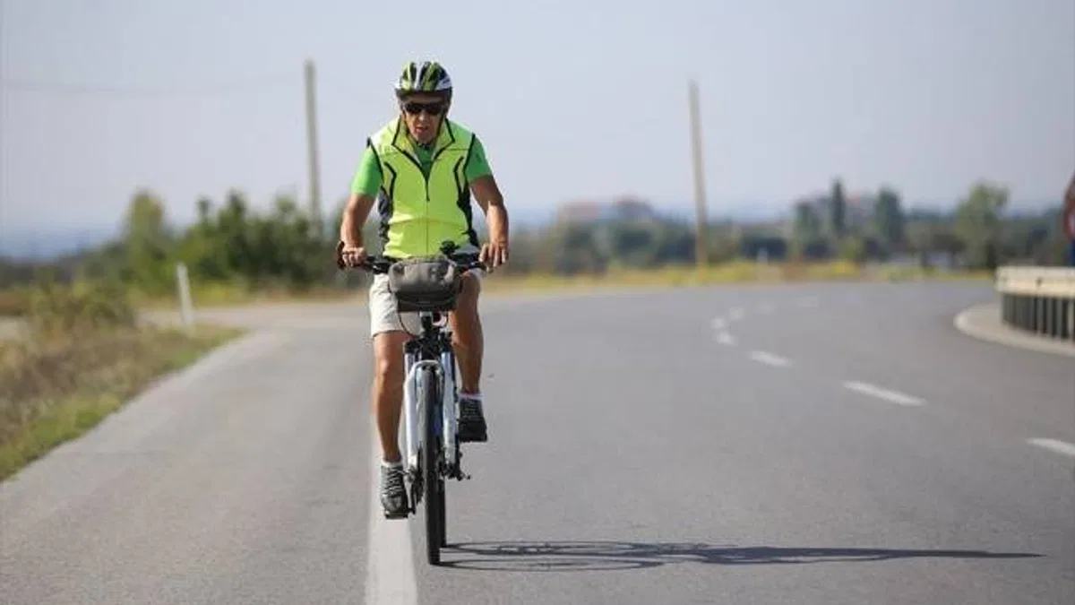 Emekli öğretmen bisikletiyle günlük 40 kilometre yol katediyor