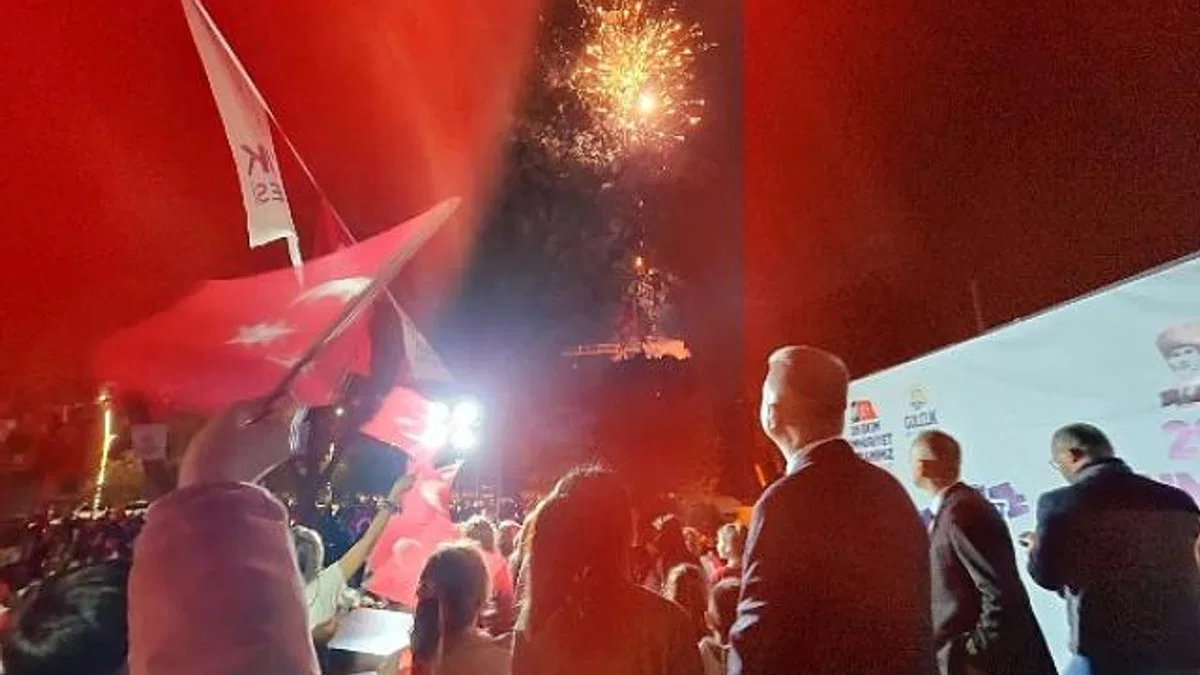 29 Ekim Cumhuriyet Bayramı'nın 101.yıl dönümü coşkusu, Gölcük'te coşkulu bir kalabalığın katıldığı fener alayı ile kutlandı.