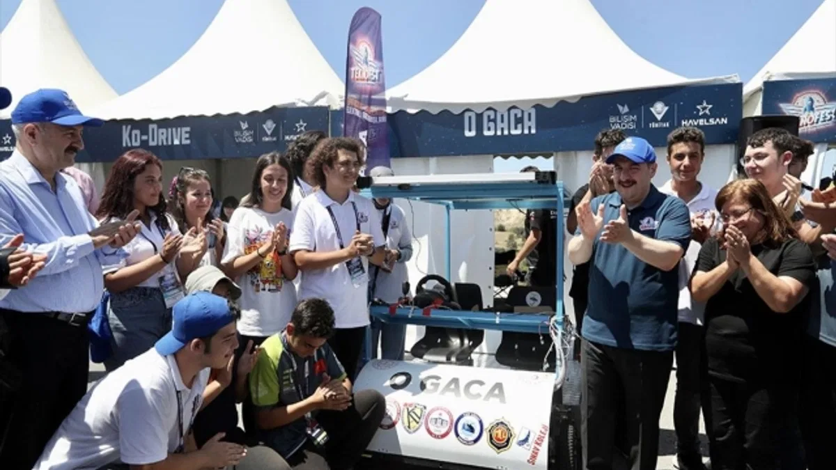 Bakan Varank, TEKNOFEST Robotaksi Binek Otonom Araç Yarışması'na katılan araçları inceledi