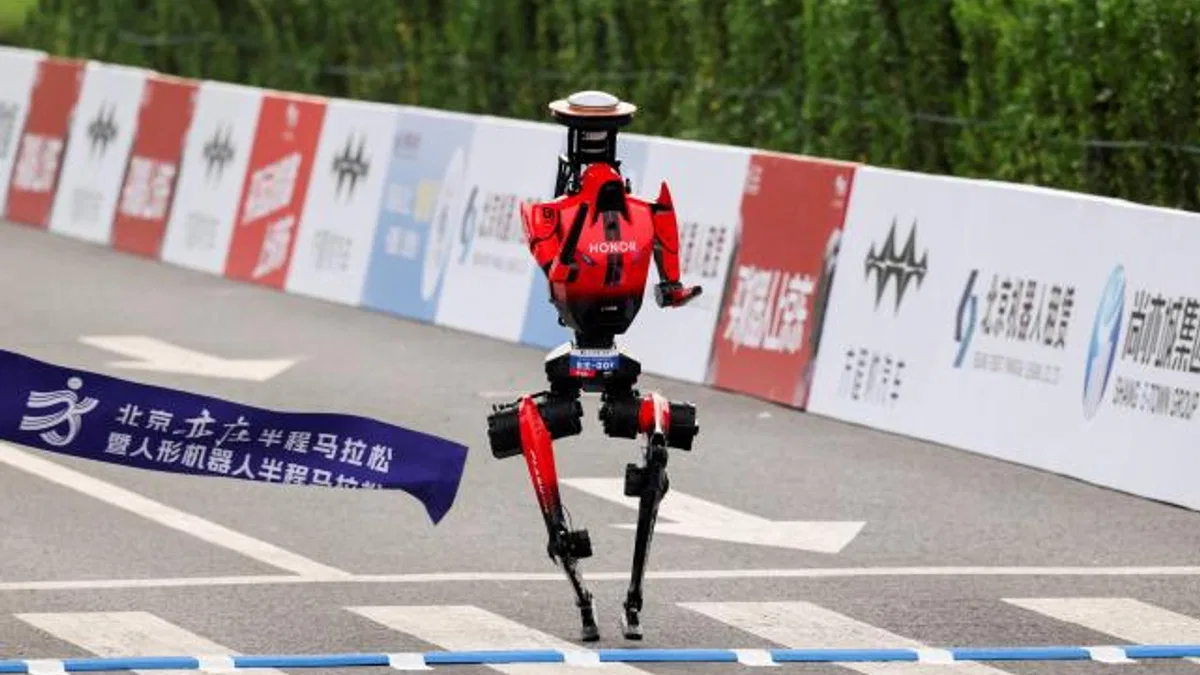 Çin'de insansı robotlardan tarihi yarı maraton koşusu