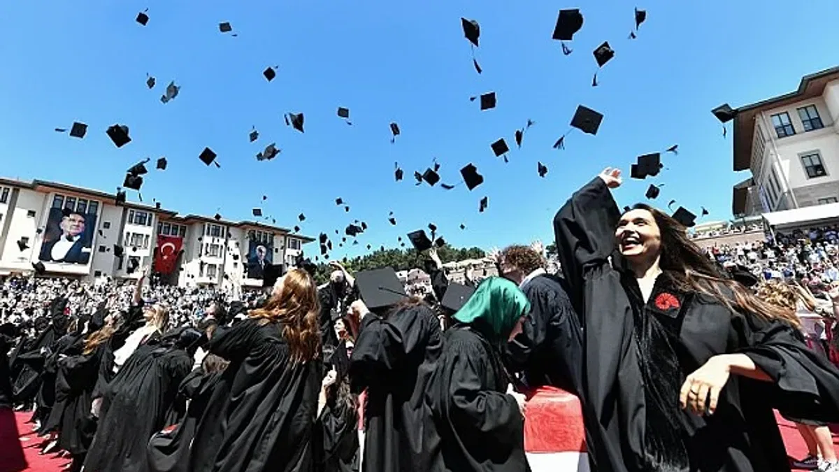 Koç Üniversitesi'nde mezuniyet heyecanı