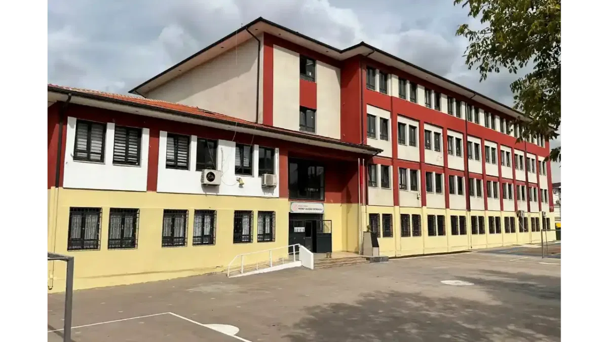 Kocaeli Büyükşehir'den okullara 7,3 milyon TL'lik boya desteği