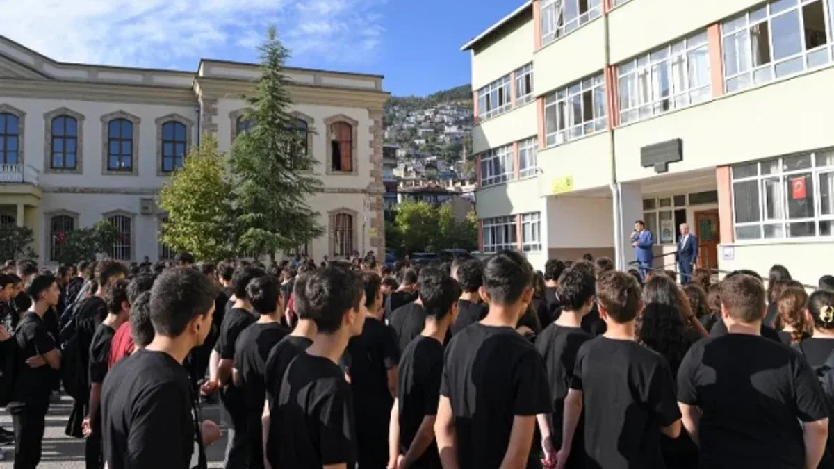 Başkan Dündar, Bursa Erkek Lisesi öğrencileriyle buluştu