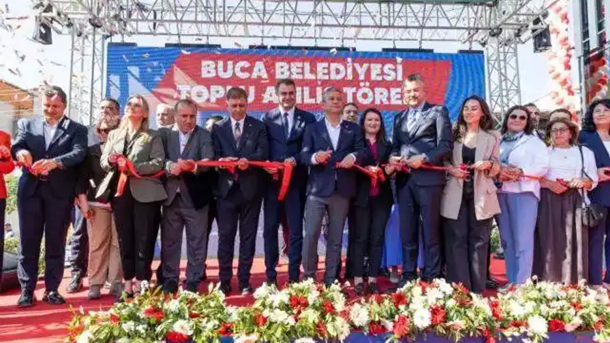 İzmir Buca’da 16 proje CHP lideri Özel'in katılımıyla açıldı