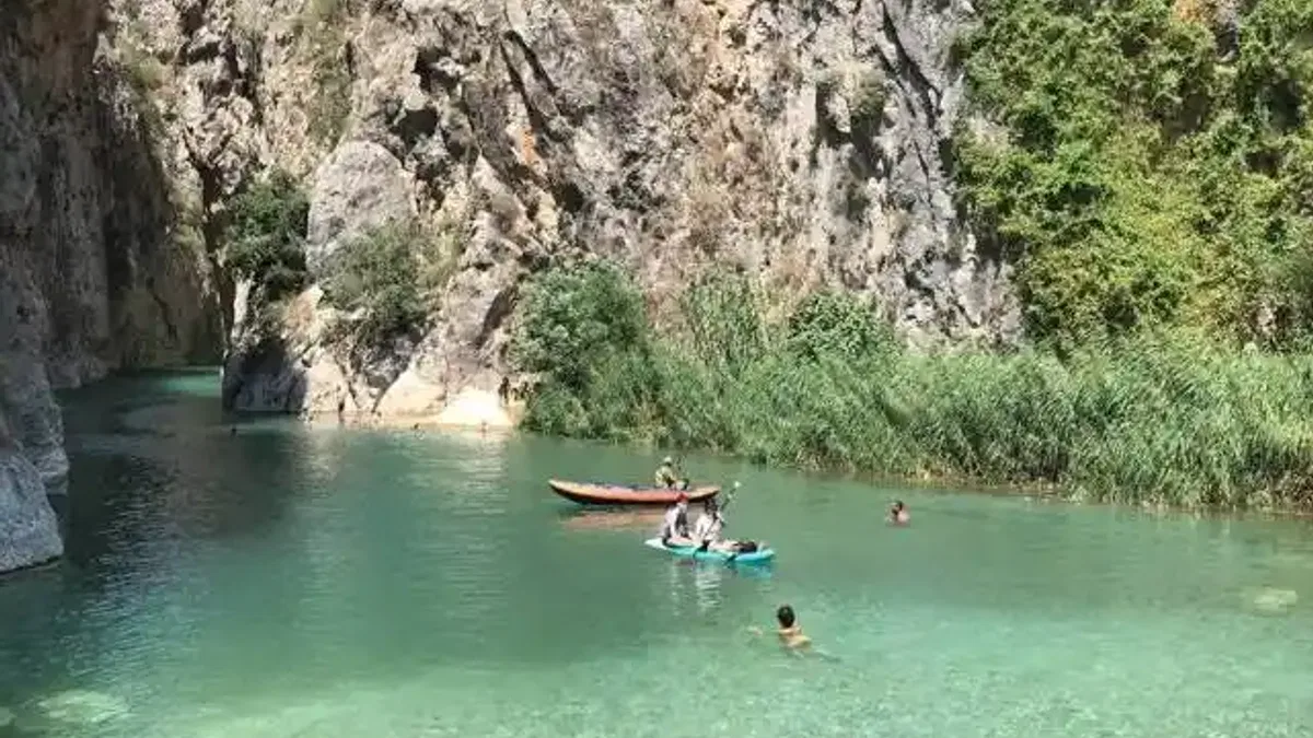 Antalya'da sıcaktan bunalanlar Kapuz Kanyonu'nda serinliyor
