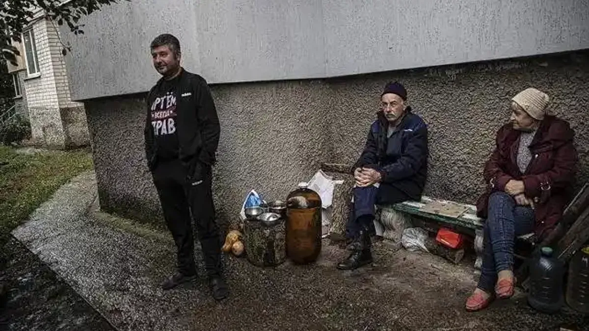 Kupyansk şehrinde kalanlar top ve roket sesleri altında hayatlarını sürdürmeye çalışıyor