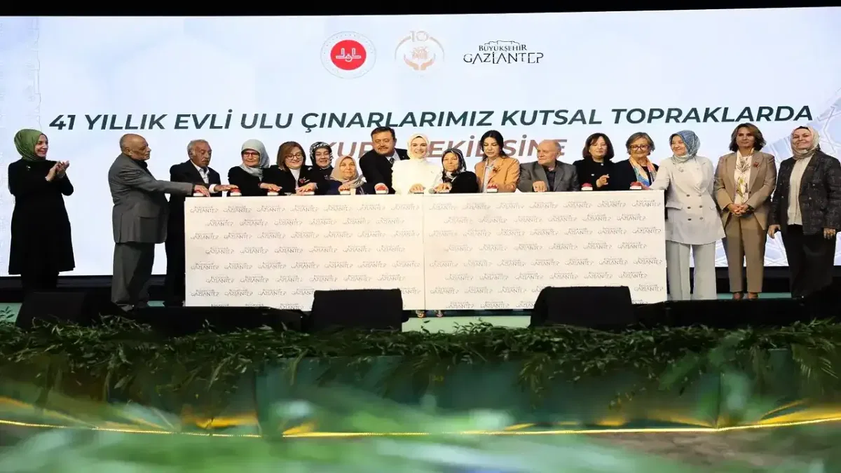 Gaziantep'te 41 yıllık evli çiftler umreye gidecek