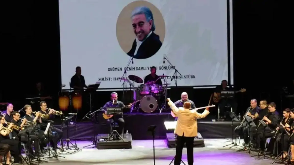 Edip Akbayram ve Volkan Konak İzmir'de şarkılarla anıldı