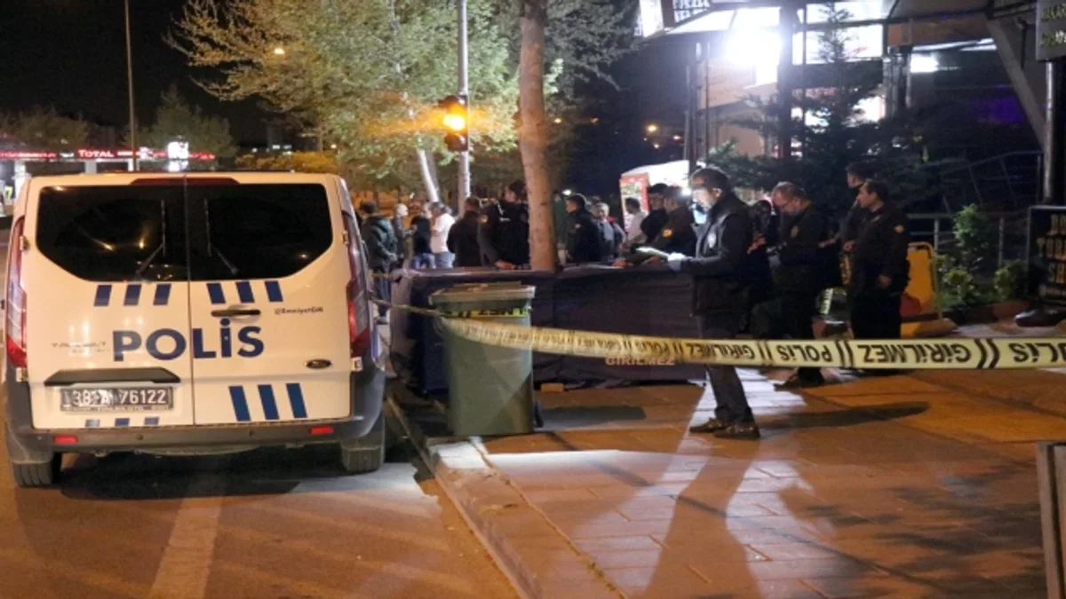 Kayseri'de binanın 13. katından düşen genç öldü