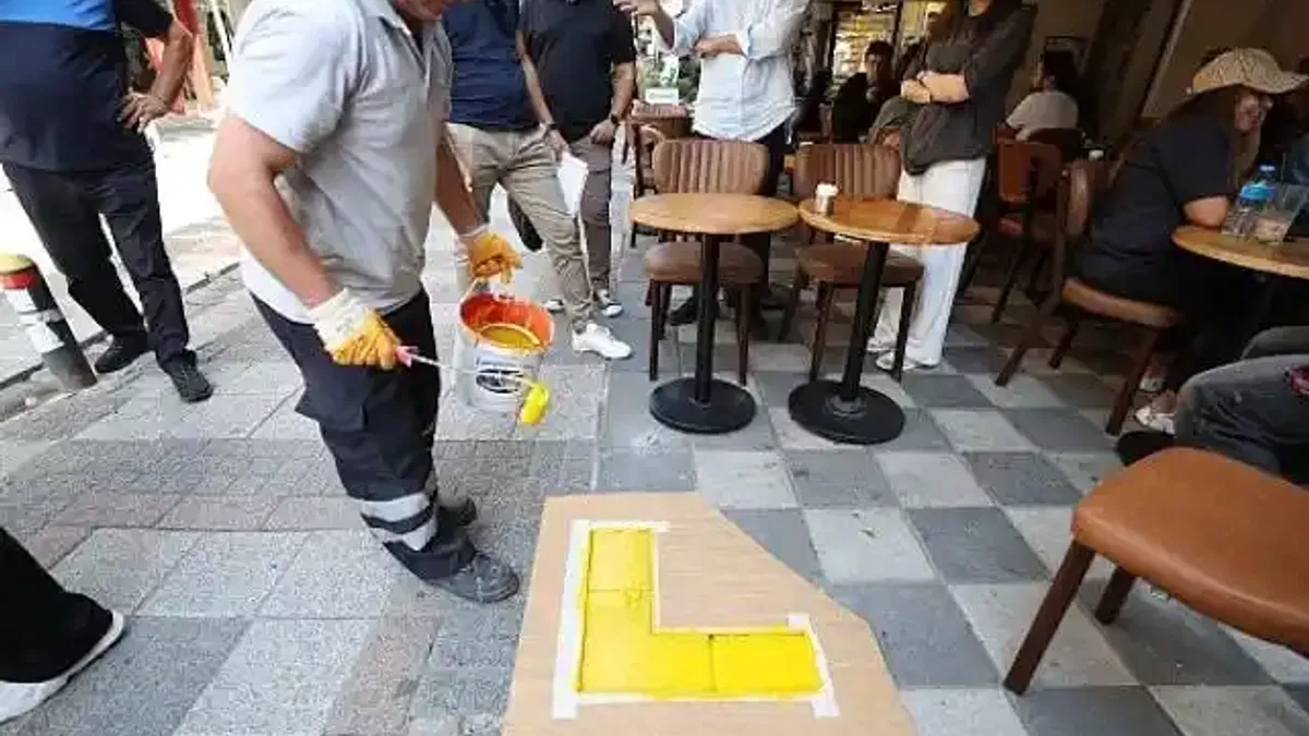 Bakırköy Zabıtasının kaldırım işgaline karşı çalışması devam ediyor.